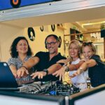 DJ Doppio with guests at a Paphos bar / DJ Doppio vendegekkel egy paphosi barban / DJ Doppio με καλεσμενους σε μπαρ, Παφος