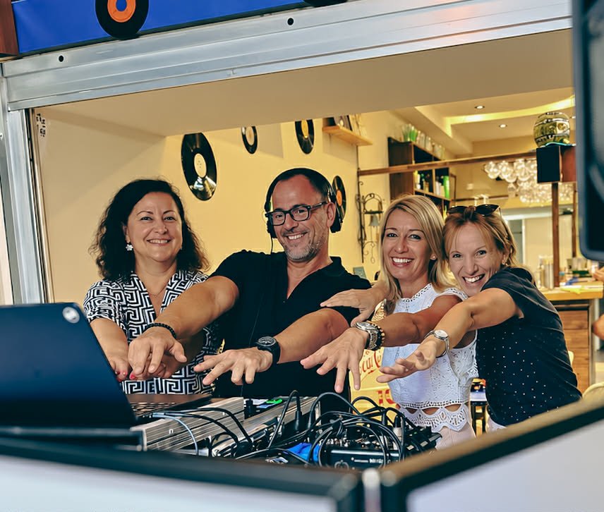 DJ Doppio with guests at a Paphos bar / DJ Doppio vendegekkel egy paphosi barban / DJ Doppio με καλεσμενους σε μπαρ, Παφος