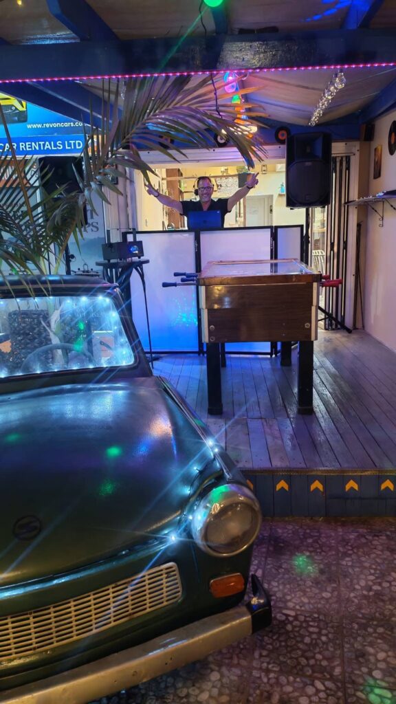 DJ Doppio at a retro terrace party, Paphos / DJ Doppio retro teraszbulin, Paphos / DJ Doppio σε ρετρο παρτι βεραντας, Παφος