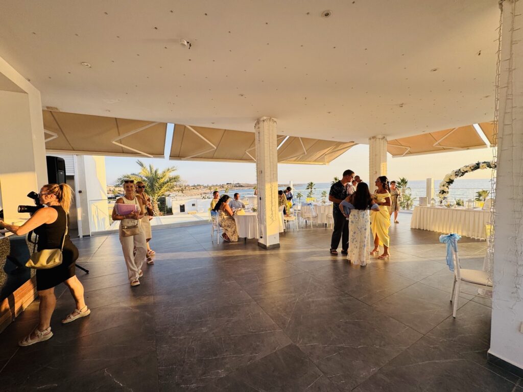 Wedding couple dancing on a terrace, Paphos / Eskuvoi par tancol a teraszon, Paphos / Ζευγαρι χορευει σε βεραντα, Παφος
